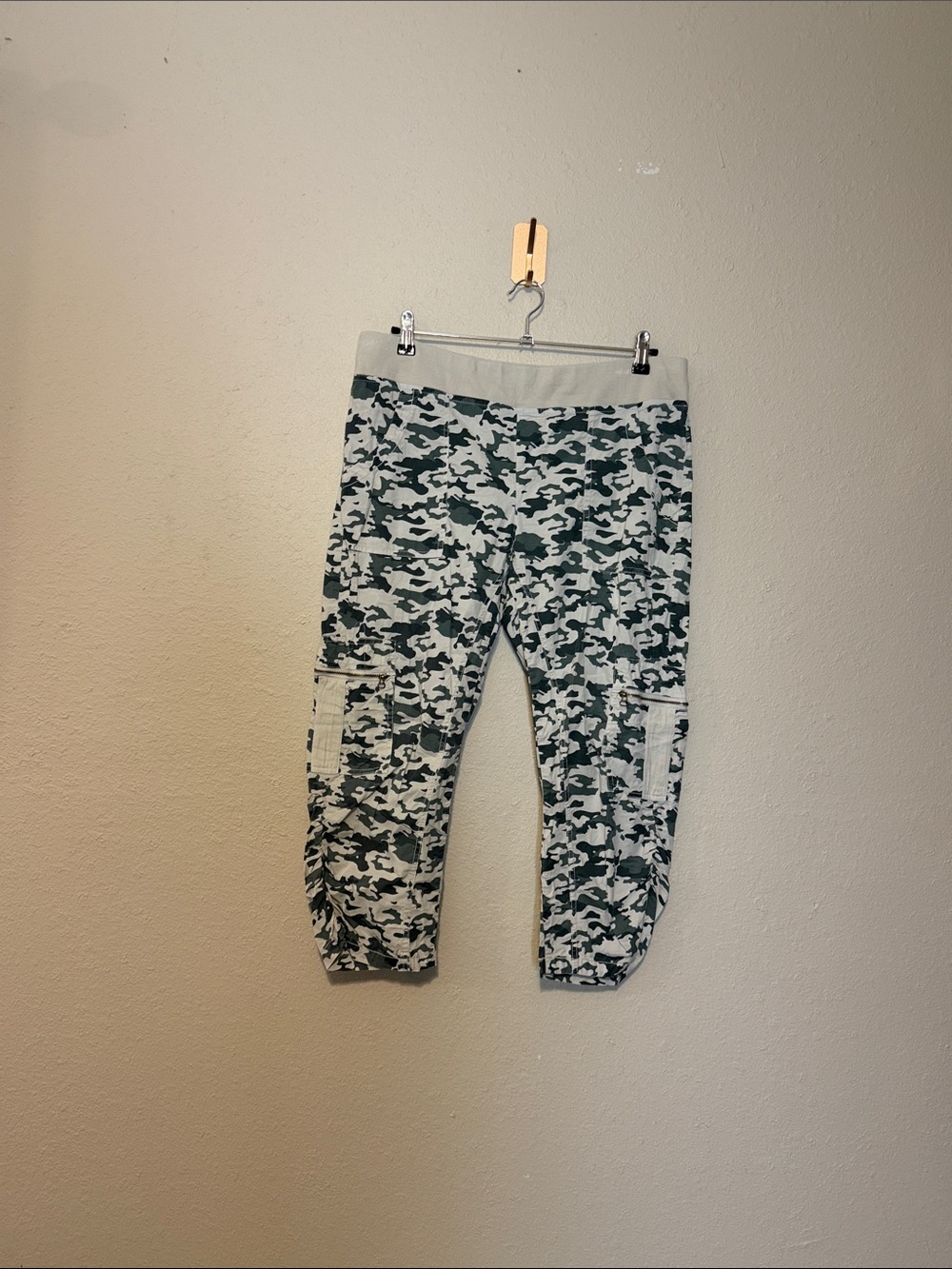 Wearables XCVI camo cropped capri stretch cargo  pants Size Large